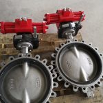 What are the benefits of using a hydraulic butterfly valve in marine systems?